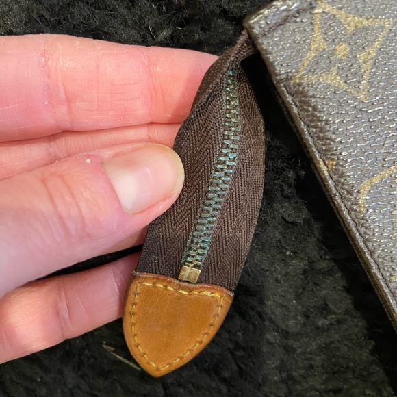 Louis Vuitton Cosmetic Bag - Picture 3 of 8